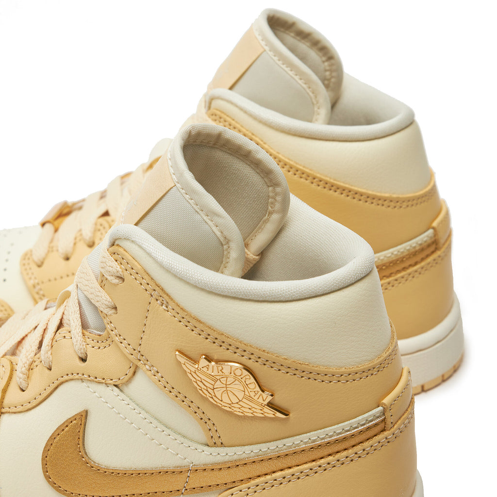 Nike Сникърси Air Jordan 1 Mid Se FB9892 200 Екрю